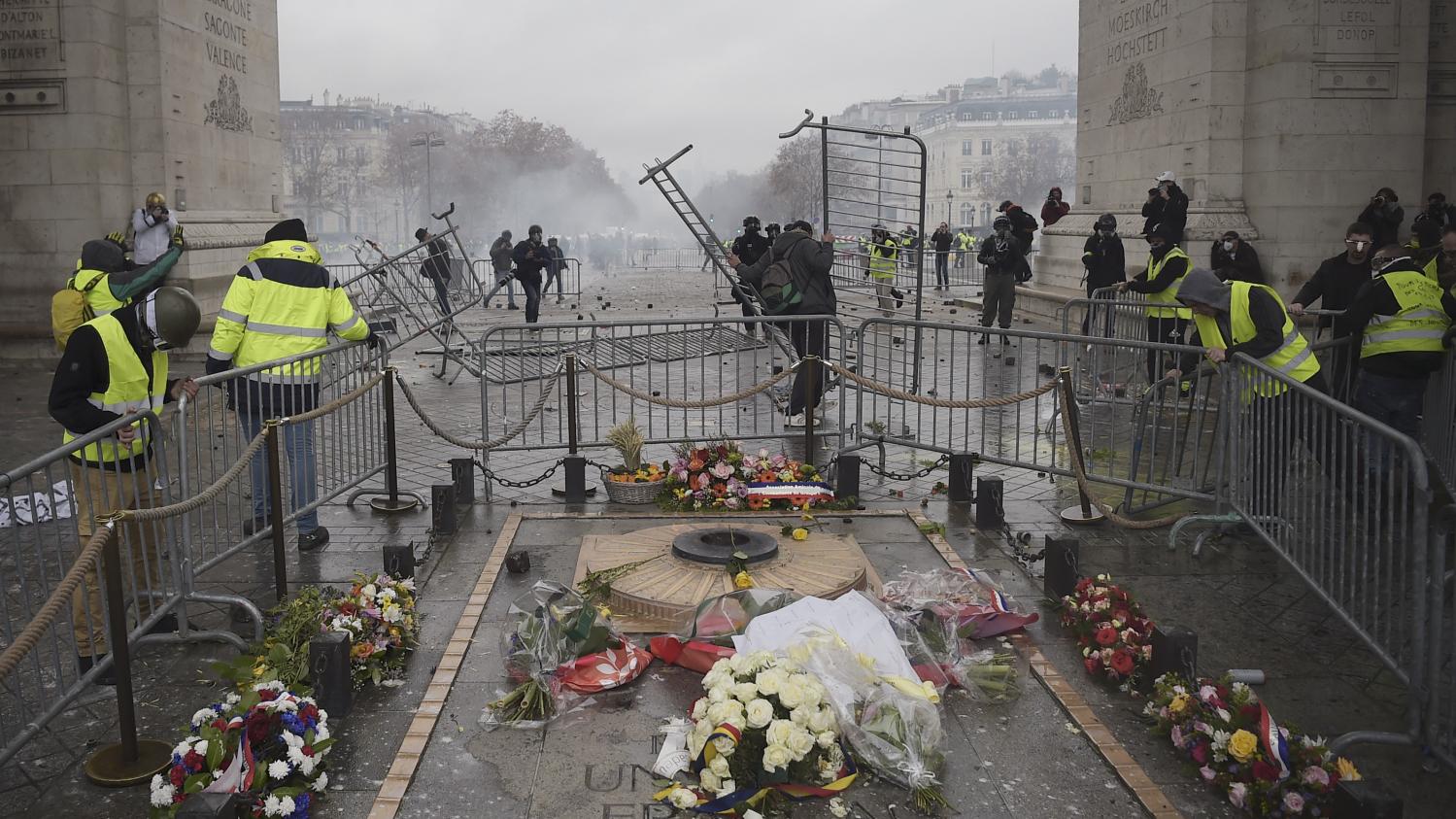 Violences à Paris Larc De Triomphe Un Symbole De La