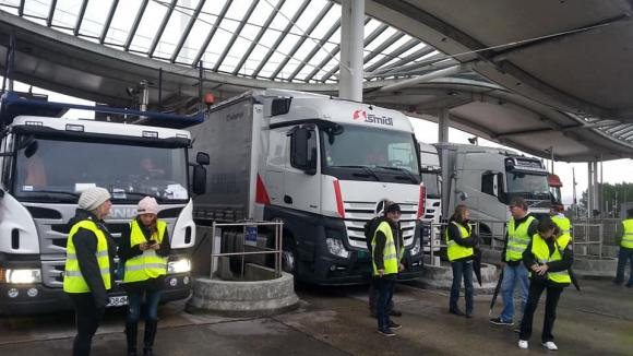 Mobilisation des \"gilets jaunes\" au péage de La Négresse à Biarritz, le 1er décembre 2018.