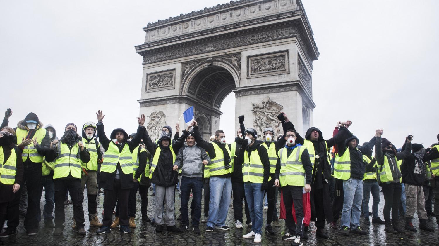 Je Suis Monté Pour Prendre Une Photo Des Gilets Jaunes