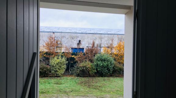 Un voisin&nbsp;a son jardin qui donne directement sur le site de l\'usine, comme le montre cette photo prise en dÃ©cembre 2018.