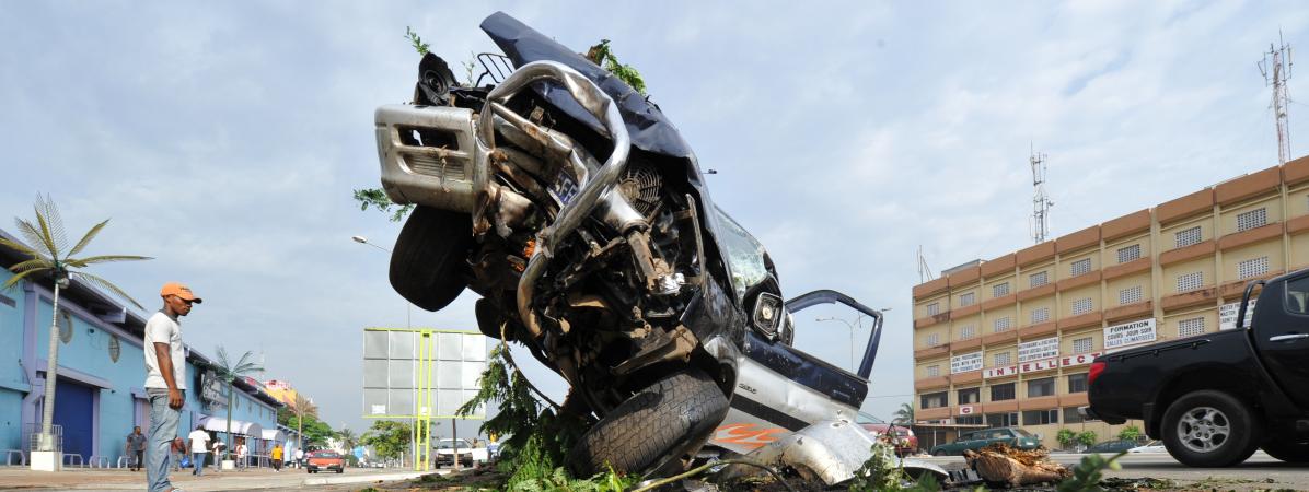 Carcasse d\'un véhicule accidenté, en plein coeur d\'Abidjan en Côte d\'Ivoire, le 24 novembre 2014