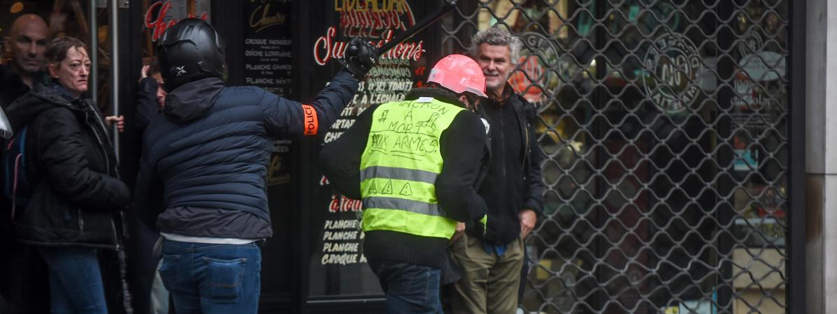 Gilets Jaunes Que Font Les Policiers En Civil Au Milieu