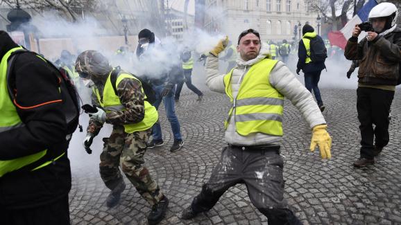 Gilets Jaunes Véhicules Brûlés Commerces Pillés Récit