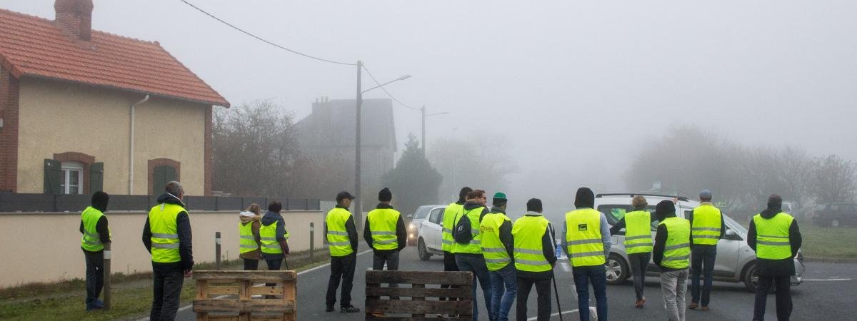 Un Gilet Jaune Est Mort Après Avoir été Percuté Par Un