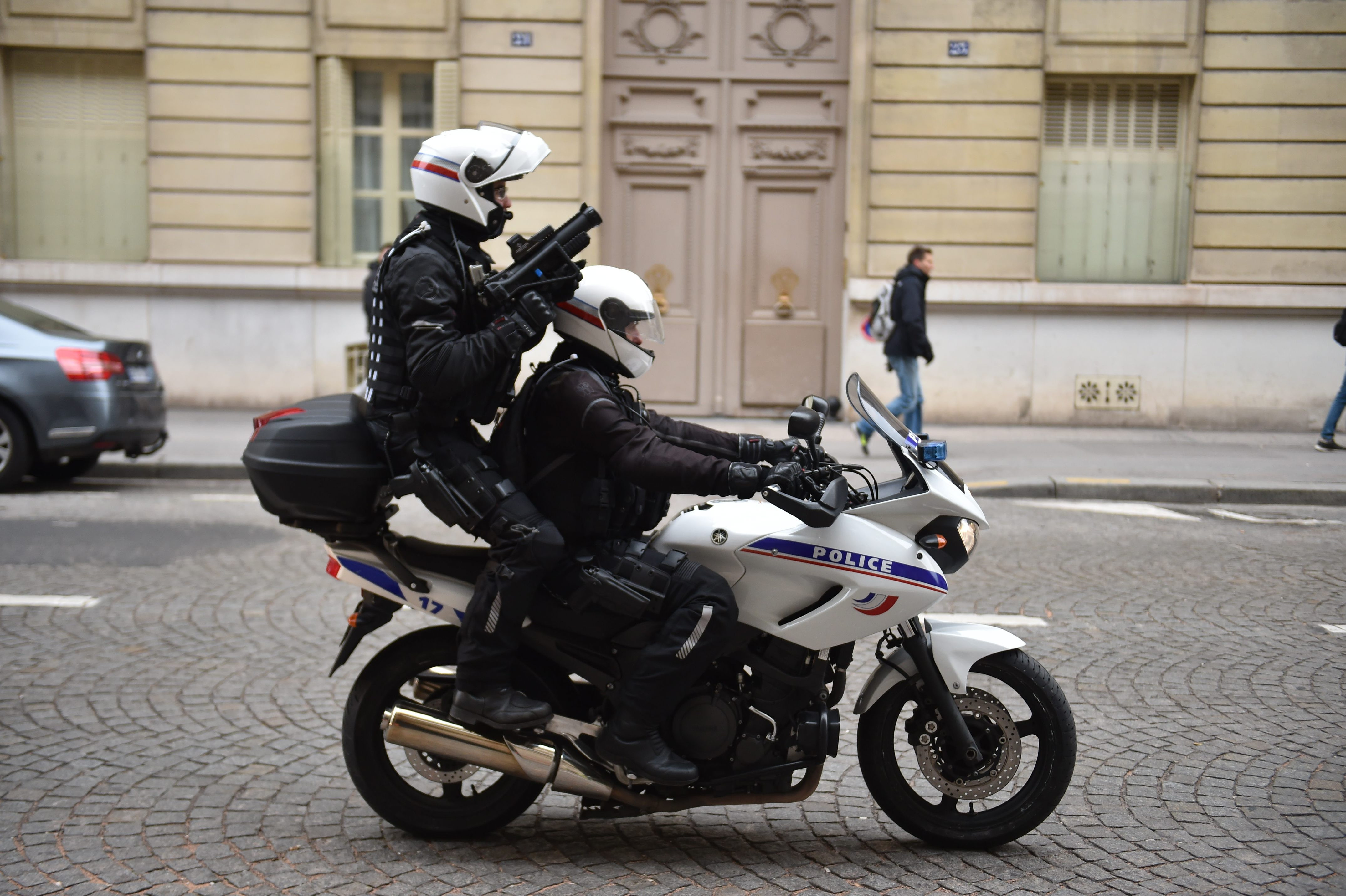 Deux policiers, dont l\'un est armé d\'un flash-ball, circulent à moto dans Paris pendant \"l\'acte 5\" des \"gilets jaunes\", le 15 décembre 2018.