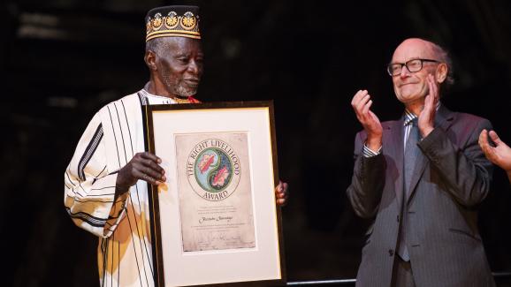 L\'agriculteur burkinabè Yacouba Sawadogo (à gauche) reçoit le 23 novembre 2018 le prix \"The Right Livehood Award\"&nbsp;à&nbsp;Stockholm, en Suède.