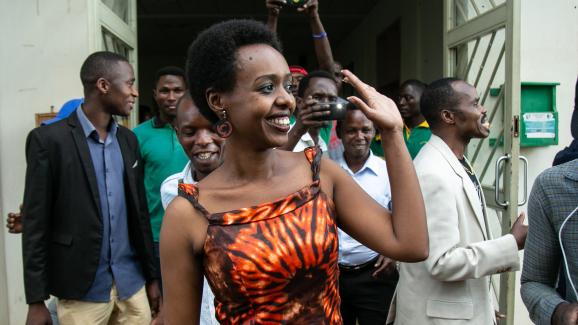 L\'opposante politique Diane Rwigara le 6 décembre 2018, à Kigali, après&nbsp;son acquittement. Elle était accusée d\'incitation à l\'insurrection.&nbsp;