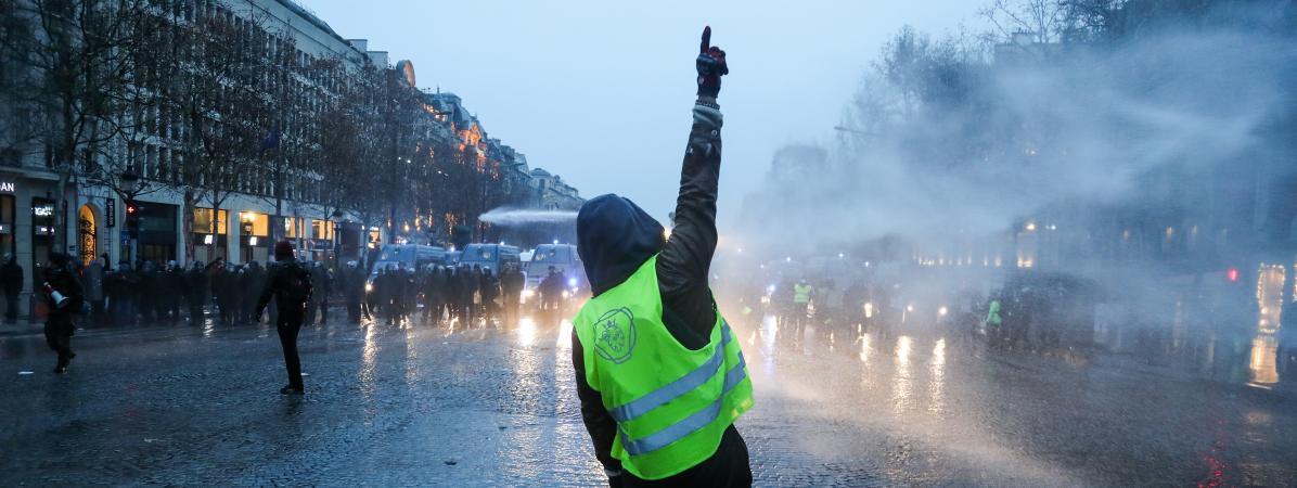 Un \"gilet jaune\" devant les forces de l\'ordre lors de l\'acte 5 du mouvement sur les Champs-ElysÃ©es, Ã  Paris, le 15&nbsp;dÃ©cembre&nbsp;2018.&nbsp;