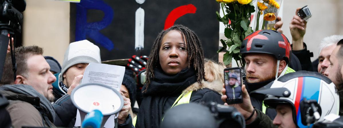 Priscillia Ludosky (au centre), lors de \"l\'acte 5\" des \"gilets jaunes\", le samedi 15 dÃ©cembre 2018 Ã  Paris.