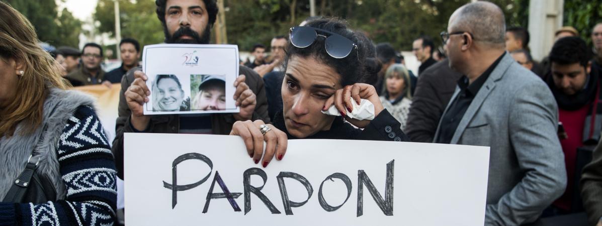 Plusieurs personnes&nbsp;rassemblées en hommage à Louisa et Maren&nbsp;samedi 22 décembre devant l'ambassade du Danemark à Rabat (Maroc).&nbsp;