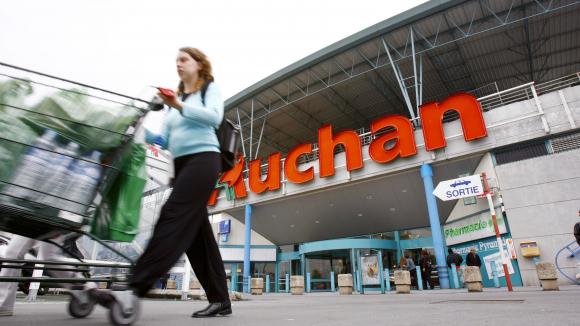 Une femme sort d\'un supermarché Auchan avec son chariot, à Villetaneuse (Seine-Saint-Denis).