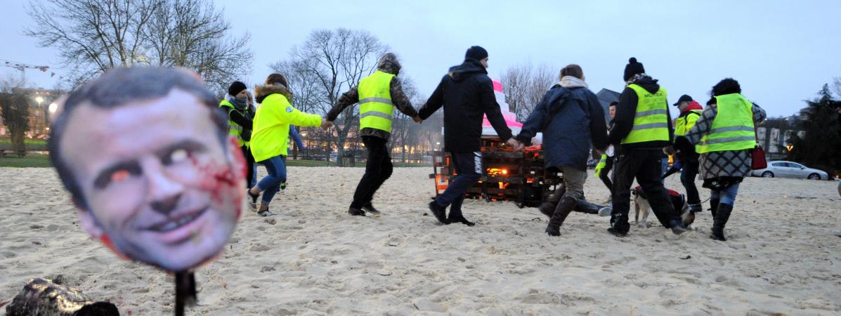 À Angoulême des gilets jaunes avaient organisé mis en scène \"un procès\" du Chef de l\'État