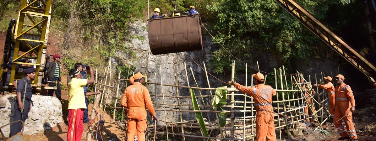 Des plongeurs de la marine indienne&nbsp;tentent de retrouver 15 mineurs&nbsp;piégés&nbsp;depuis le 13 décembre&nbsp;dans une mine de charbon inondée du village de Ksan, dans le nord-est de&nbsp;l\'Inde, le 29 décembre 2018.&nbsp;