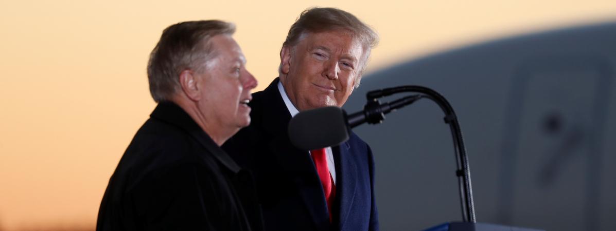 Le sénateur républicain Lindsey Graham et le président américain Donald Trump, lors d\'un meeting à Tupelo, dans l\'Etat du Mississippi (Etats-Unis), le 26 novembre 2018.&nbsp;