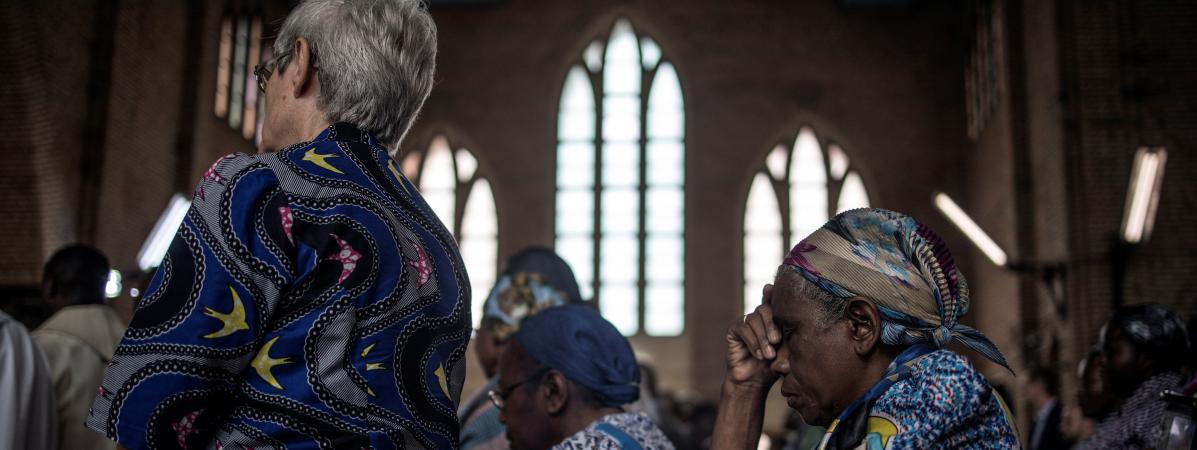 Des fidÃ¨les prient dans la cathÃ©drale Notre-Dame-de-Kinshasa le 29 dÃ©cembre 2018. 