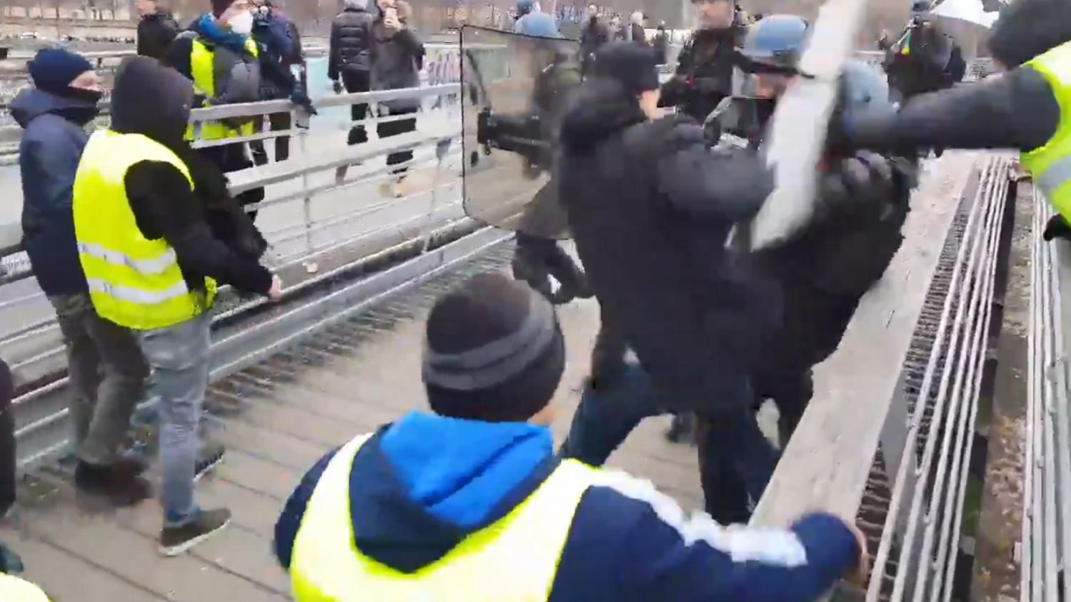 Gilets Jaunes Le Boxeur Qui A Frappé Des Gendarmes S