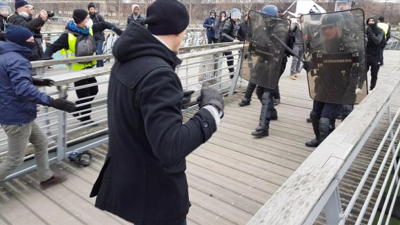 Vous En Parlerez Aujourd Hui Cagnotte Pour Christophe Dettinger Les Dons Affluent Les Polemiques Aussi