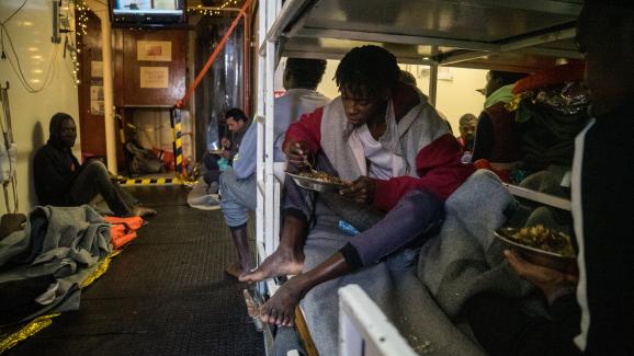 Les 32 migrants à bord du Sea Watch depuis le 22 décembre se protègent du mauvais temps dans un espace de 30 m2.