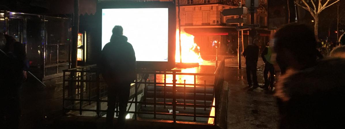 Une voiture brûlée place du Trocadéro à Paris en marge d’un rassemblement des \"gilets jaunes\".