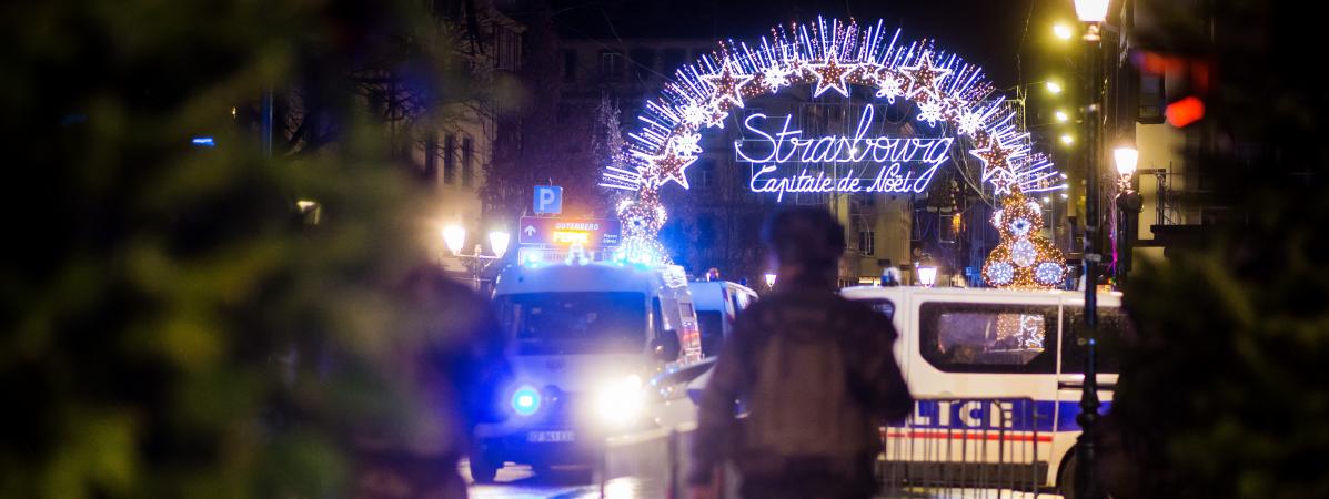 Des forces de police sécurisent l\'entrée du centre-ville de Strasbourg (Bas-Rhin), après l\'attaque menée par Chérif Chekatt, le 11 décembre 2018.