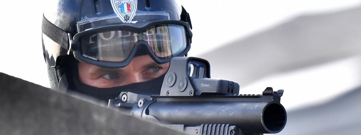 Un policier armÃ© d\'un LBD 40, Ã  Nantes (Loire-Atlantique), le 16 novembre 2017.