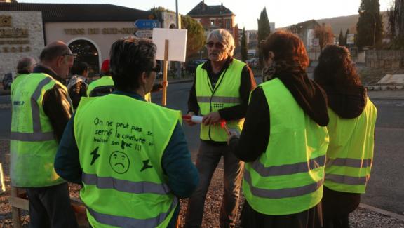 Des \"gilets jaunes\" manifestent sur le rond-point de l\'Atrium, à l\'entrée de Souillac (Lot), le 15&nbsp;janvier 2019.&nbsp;