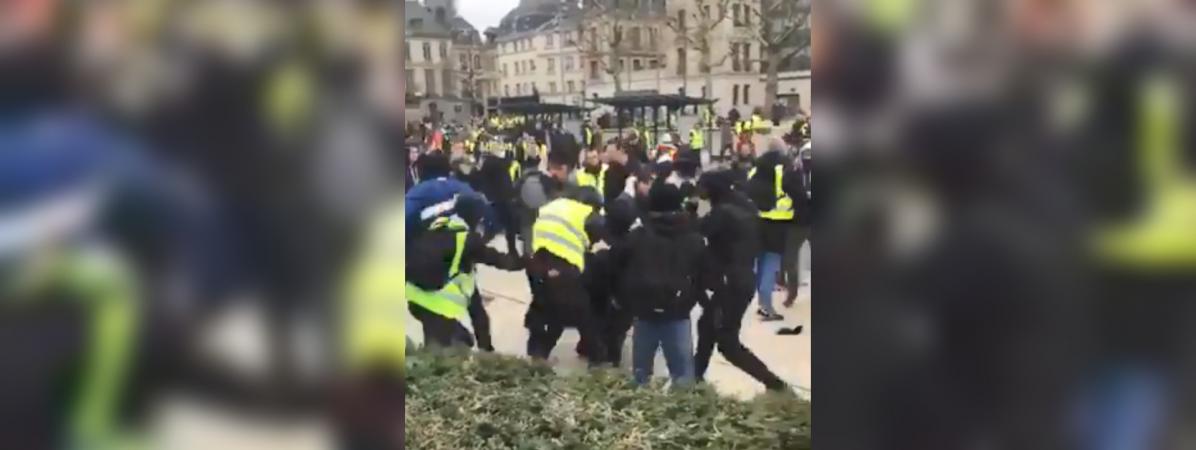 Gilets Jaunes Des Journalistes Pris à Partie Ou Frappés