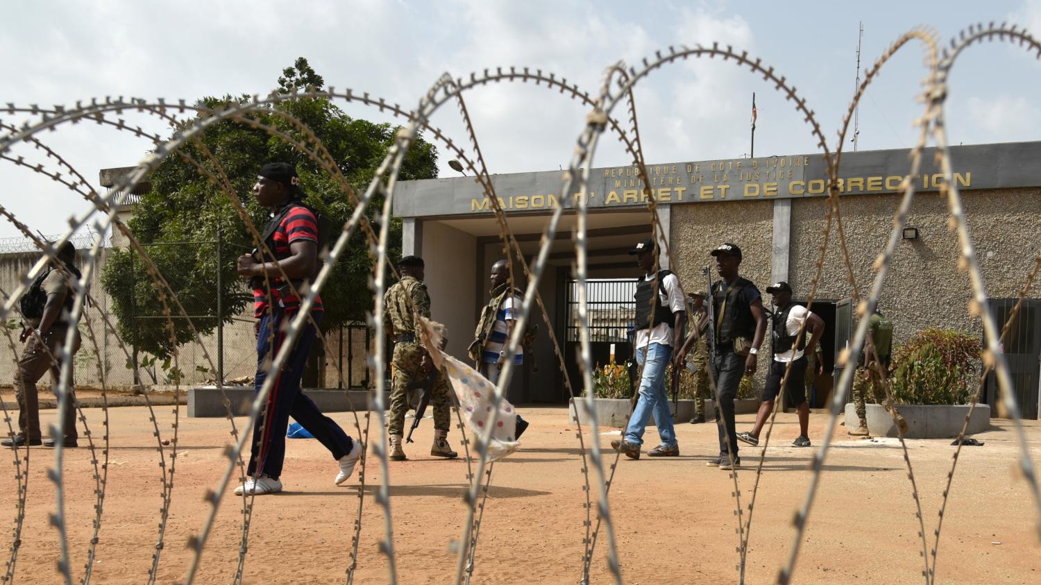 Dans Les Prisons Africaines Surpeuplées Les Détenus Se Relaient Pour