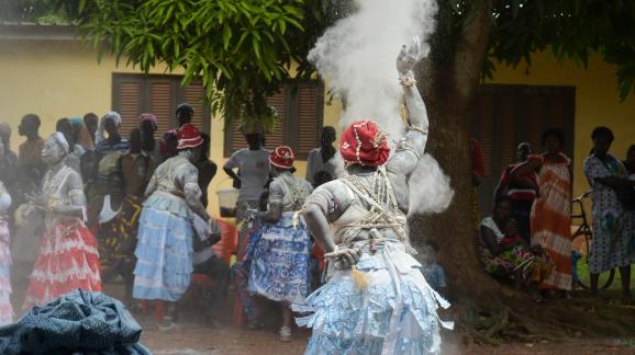 Des komians, prêtresses traditionnelles, lors d\'une cérémonie de purification d\'une femme veuve à Amélékia le 28 novembre 2018