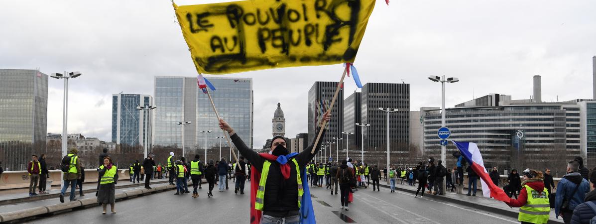 Cortèges Séparés Un Leader Blessé à Lœil Nuit Jaune