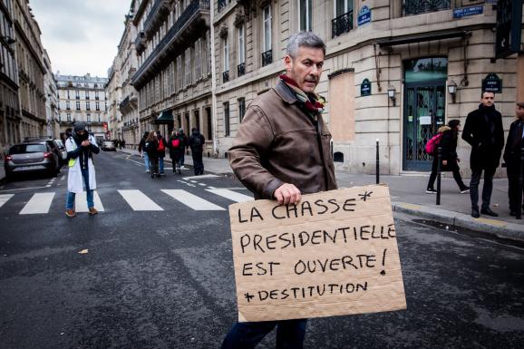 Un manifestant participe à une journée d\'action des \"gilets jaunes\" à Paris, le 12 janvier 2019.