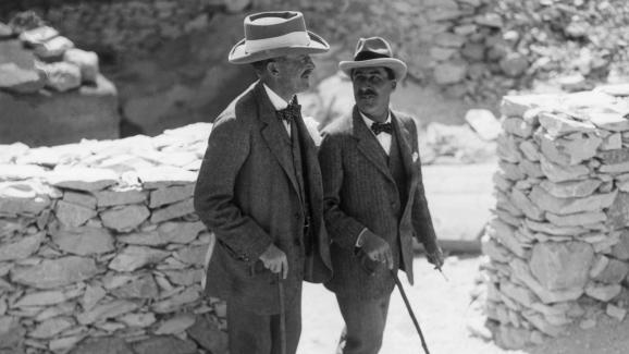 A gauche, l\'aristocrate Lord Carnarvon, à droite, l\'égyptologue Howard Carter, dans la Vallée des Rois (Egypte), en 1922.