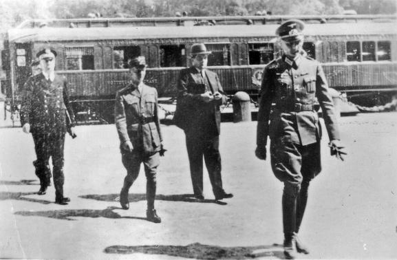 Le général Charles&nbsp;Huntziger&nbsp;s\'éloignant du wagon où il vient de signer l\'armistice au nom de la France, le 22 juin 1940 à Compiègne (Oise).