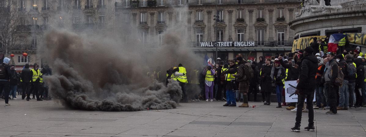 Des "gilets jaunes" rassemblés place de la République, à Paris, le 2 février 2019, pour protester contre les violences policières lors des manifestations.