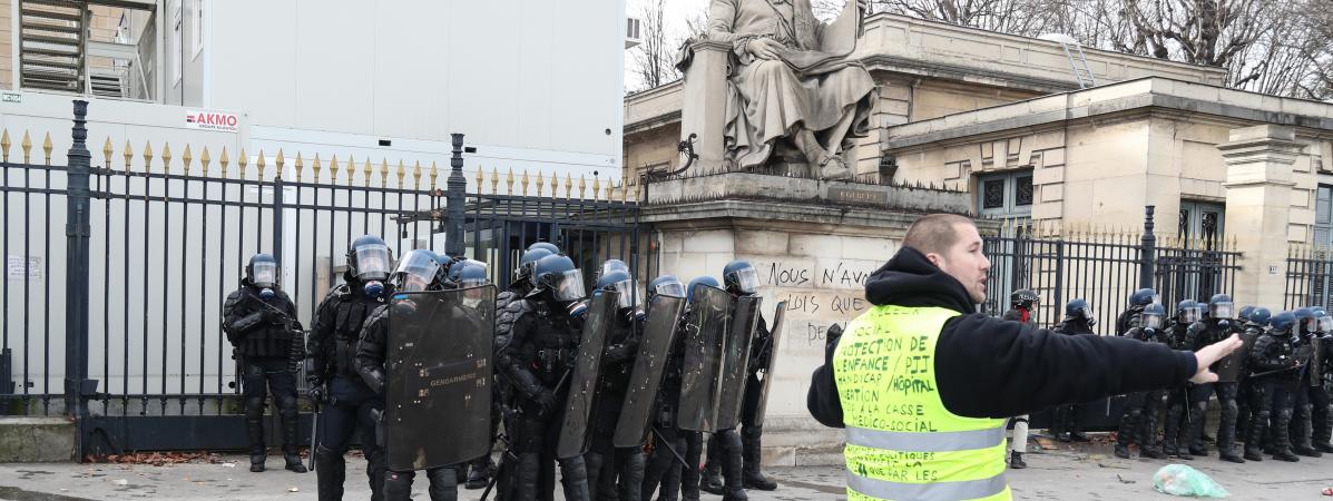 Gilets Jaunes Un Manifestant A Eu Une Main Arrachée Lors