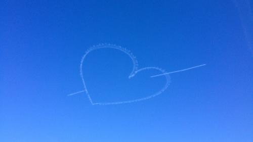 Saint-Valentin : qui se cache derrière le coeur géant dessiné dans le ciel de Lyon ?