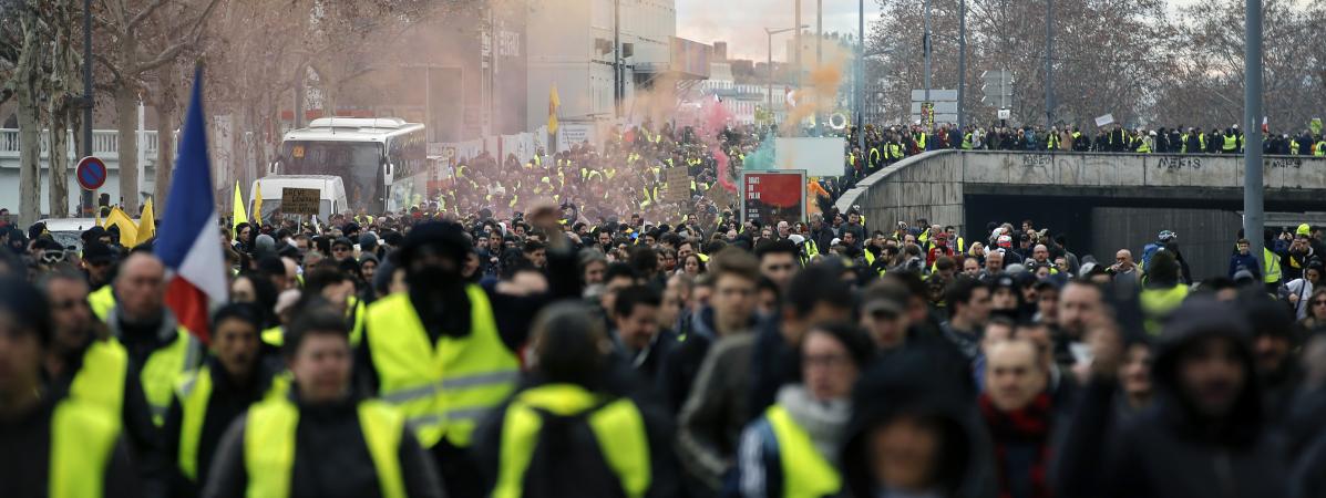 Video Gilets Jaunes Mobilisation En Ordre Dispersé En