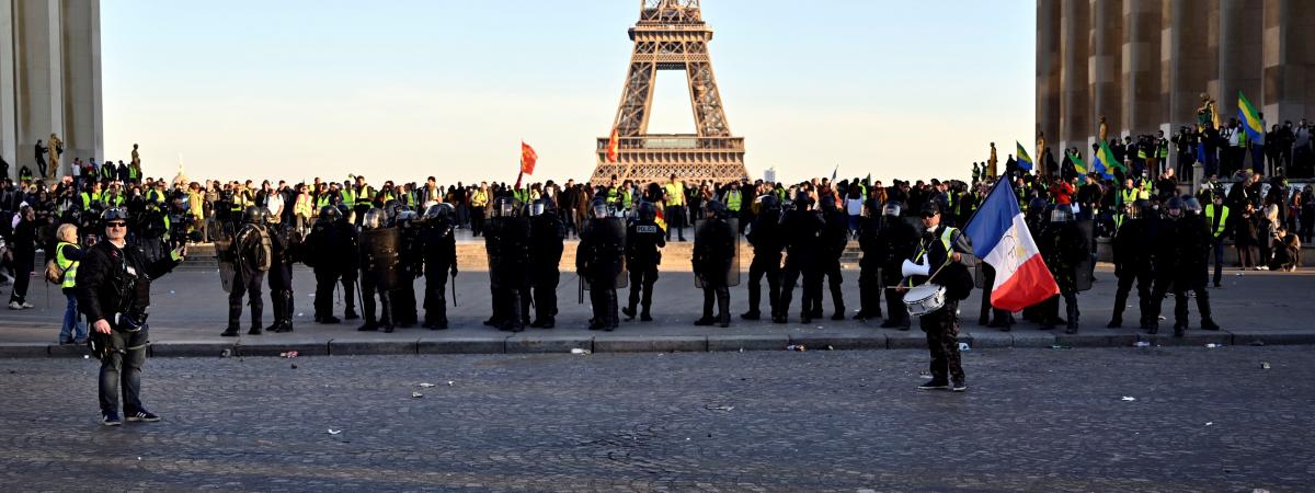 Videos Des Gilets Jaunes Occupent Le Café Starbucks Des