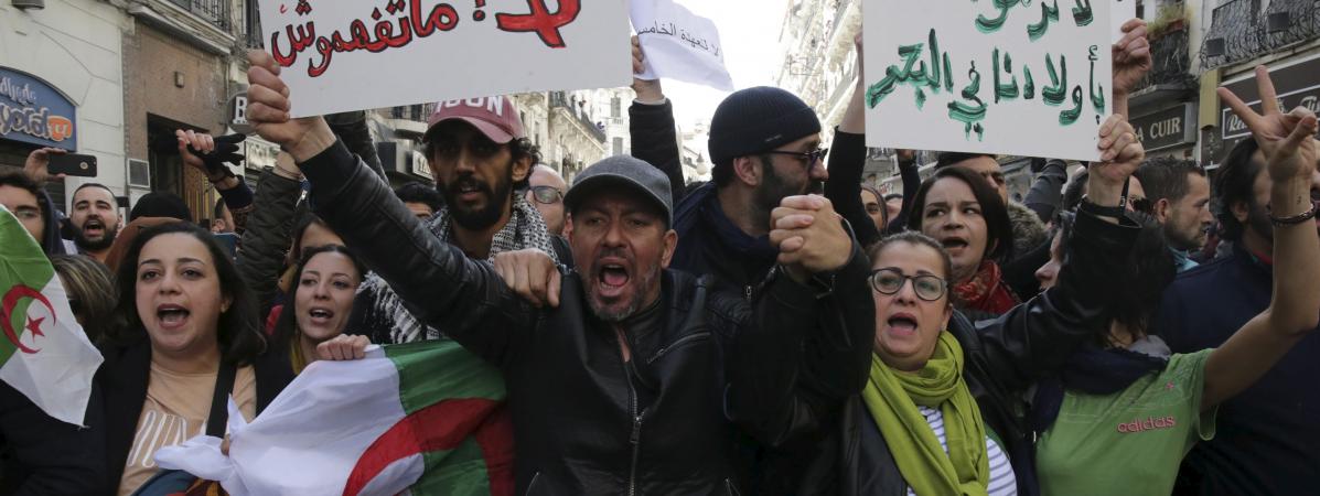 Des manifestants Ã  Alger contre la candidature d\'Abdelaziz Bouteflika, le 24 fÃ©vrier 2019.