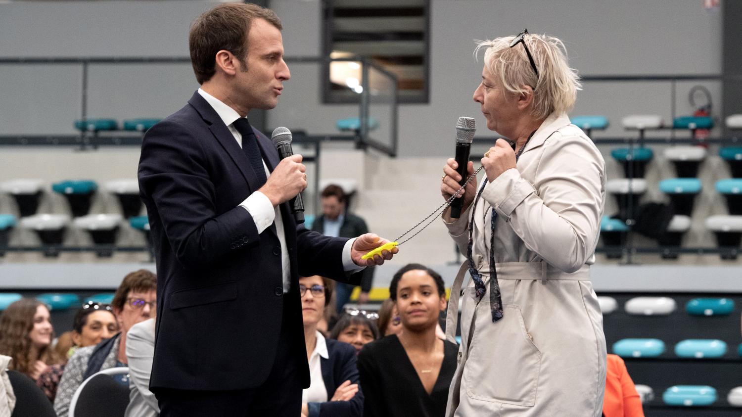 Grand Débat Emmanuel Macron Interpellé Par Une Gilet Jaune