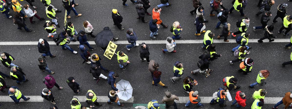 Des \"gilets jaunes\" défilent à Bordeaux, le 9 mars 2019.