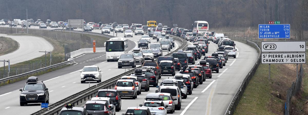 Des vacanciers pris par les bouchons sur l\'autoroute A43, entre Chambery et Albertville (Savoie), lors d\'un précédent week-end de vacances d\'hiver, le 24 février 2018.