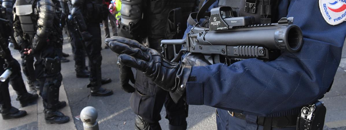 Un policier Ã©quipÃ© d\'un lanceur de balles de dÃ©fense en marge d\'une manifestation des \"gilets jaunes\" Ã  Bordeaux, le 2 mars 2019.