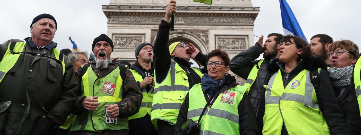 Des \"gilets jaunes\" devant l\'Arc de triomphe Ã  Paris, le 9 mars 2019, pour le 17e samedi de mobilisation.&nbsp;