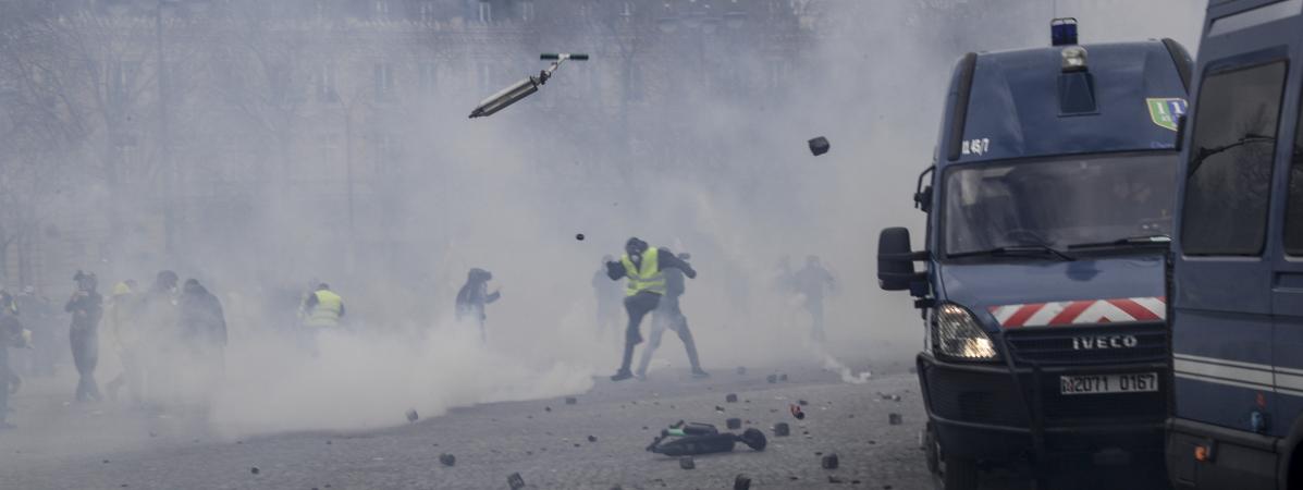 Paris La Gendarmerie Nationale Demande Aux Gilets Jaunes