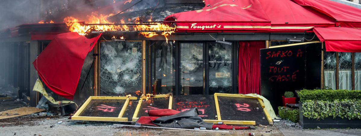 Le Fouquet\'s a Ã©tÃ© complÃ©ment&nbsp;saccagÃ© dans la matinÃ©e avant de voir son auvent incendiÃ© dans l\'aprÃ¨s-midi, samedi 16 mars 2019.&nbsp;