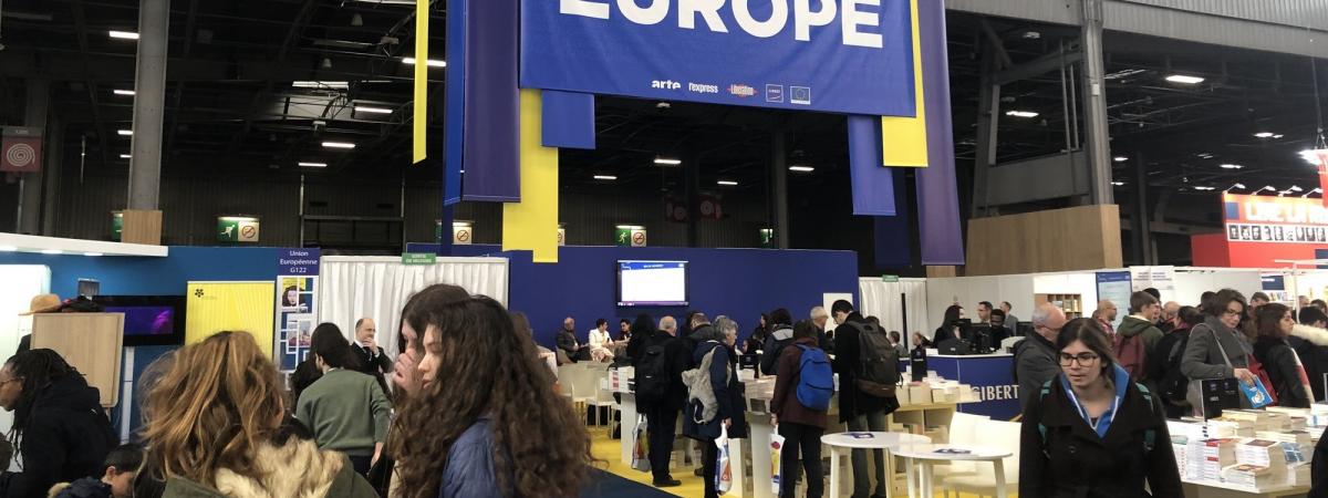 Au Salon Livre Paris Deux Auteurs Nous Livrent Leur Bibliotheque