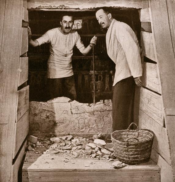 L\'égyptologue Howard Carter (à gauche) et son mécène Lord Carnarvon posent lors de l\'ouverture officielle de la tombe de Toutankhamon, le 26 novembre 1922, dans la Vallée des Rois (Egypte).