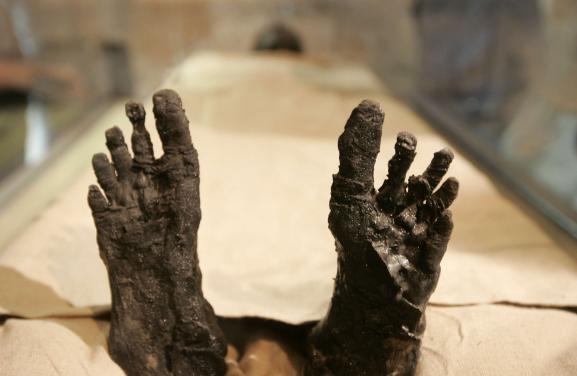 Les pieds de la momie de Toutankhamon, le 4 novembre 2007.