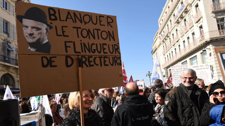 Des manifestants dÃ©filent dans une rue de Marseille (Bouches-du-RhÃ´ne), le 19 mars 2019, pour protester contre la politique de Jean-Michel Blanquer, ministre de l\'Education nationale.